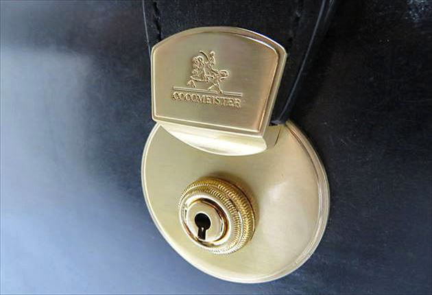 ココマイスターオリジナルの真鍮の錠前の写真